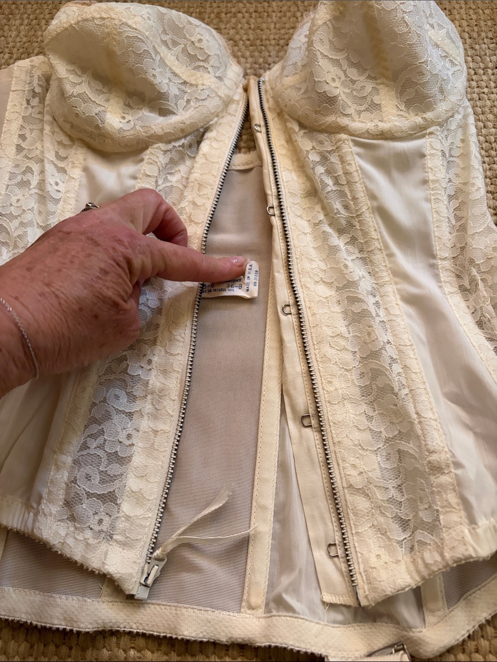 Bali Ivory/Off-White Lace Longline Bustier Corsets (Pair) vintage 1960’s - Picture 5 of 7